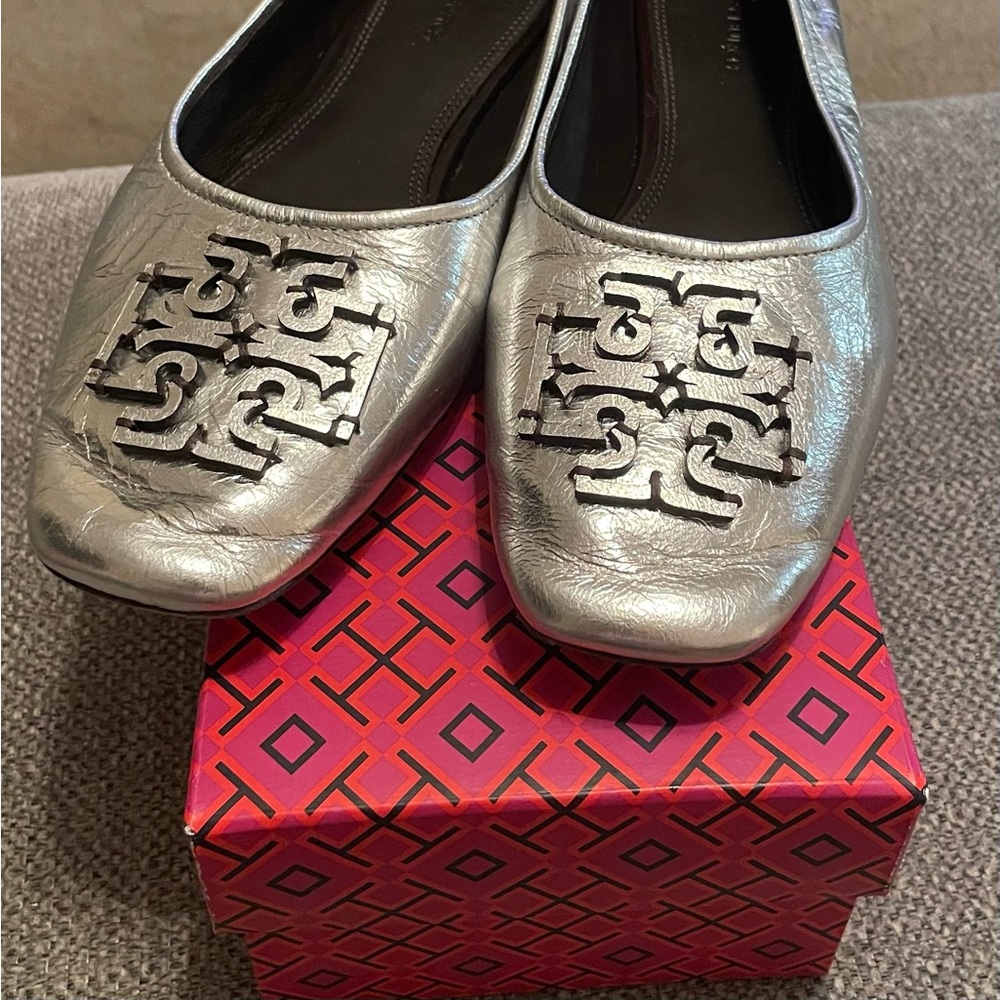 Tory Burch flats; in great condition. Some creases due to the type of material